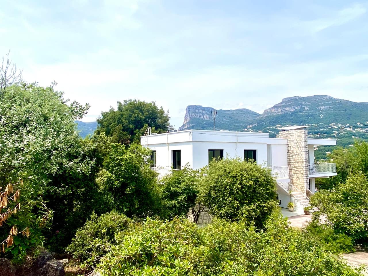La villa nichée dans la verdure