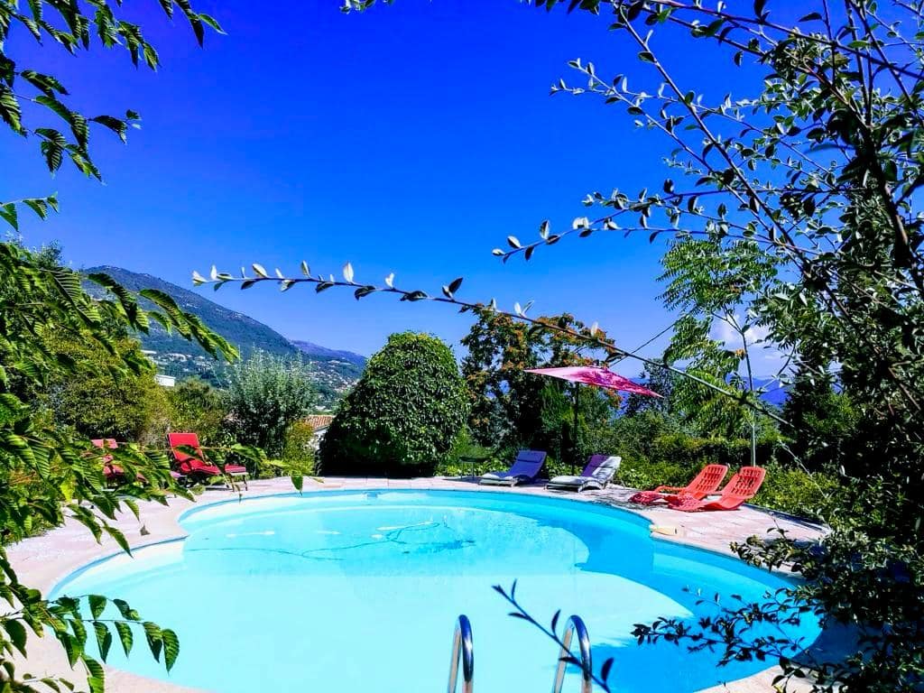 La piscine privée face aux collines