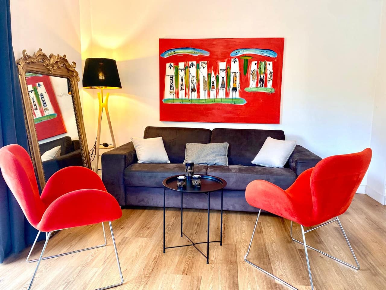 Coin salon avec fauteuils rouges
