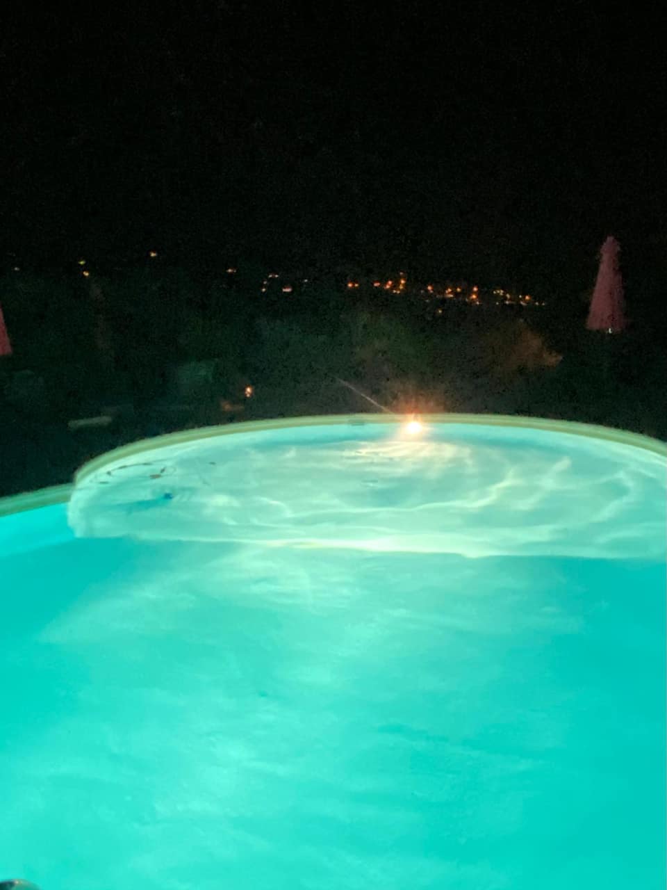 La piscine éclairée au crépuscule