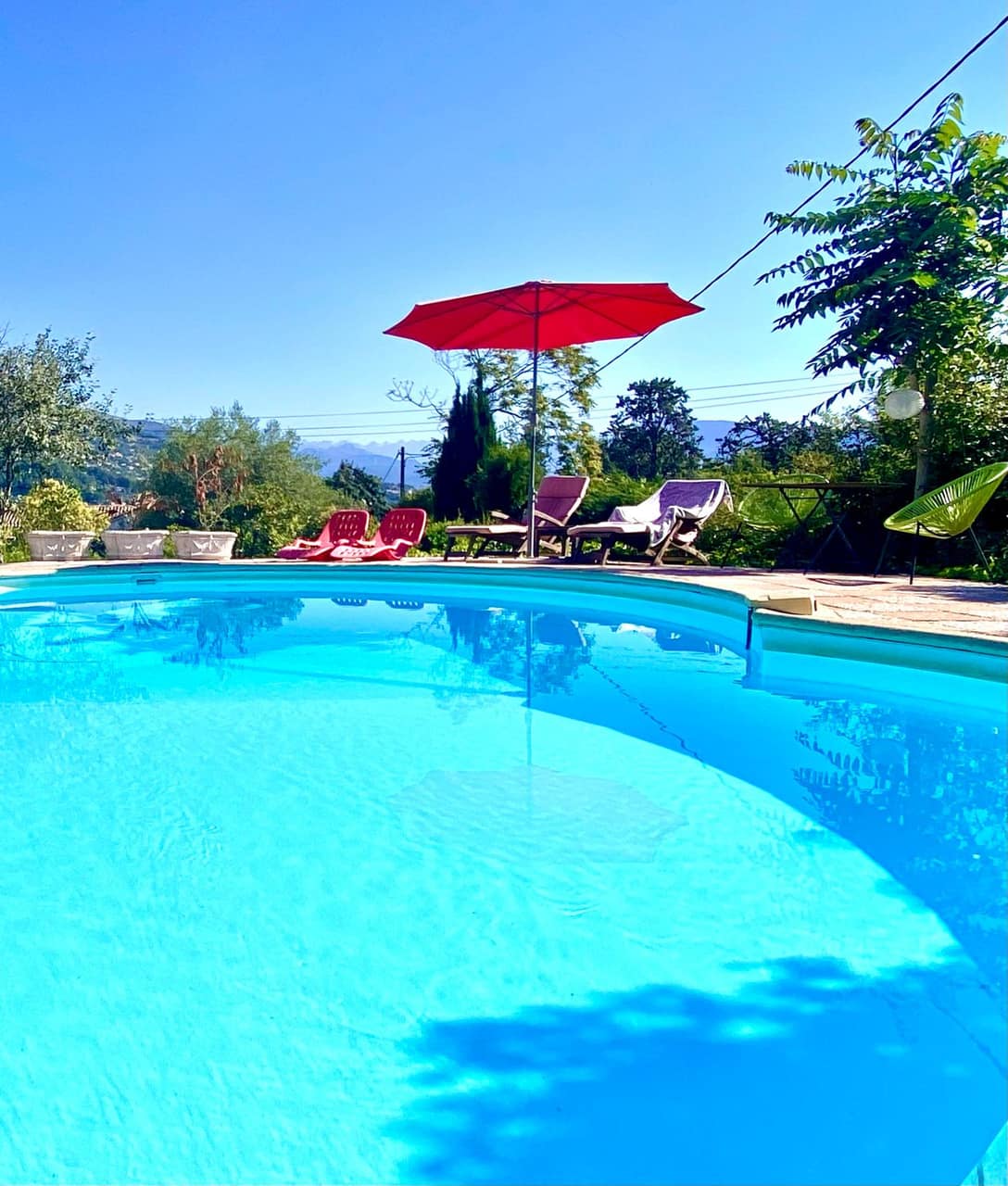Transats au bord de la piscine